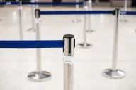 Colonne cordoni pittogrammi Present More, strumenti efficaci e dal design professionale per sicurezza e ordine.