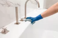 Detergenti bagno Present More, soluzioni efficaci per pulizia profonda e duratura di bagni in hotel, spa e b&amp;b.