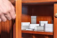 Accessori smart Present More: design moderno e funzionalità per un’accoglienza innovativa e pratica.