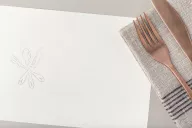 Tovaglie monouso Present More, pratiche, igieniche e resistenti per hotel, spa e ristorazione, garantendo pulizia e comfort.