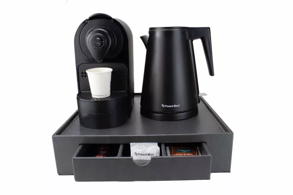 Set vassoio bollitore nero e macchia del caffè