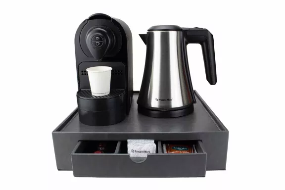 Set vassoio bollitore inox e macchia del caffè